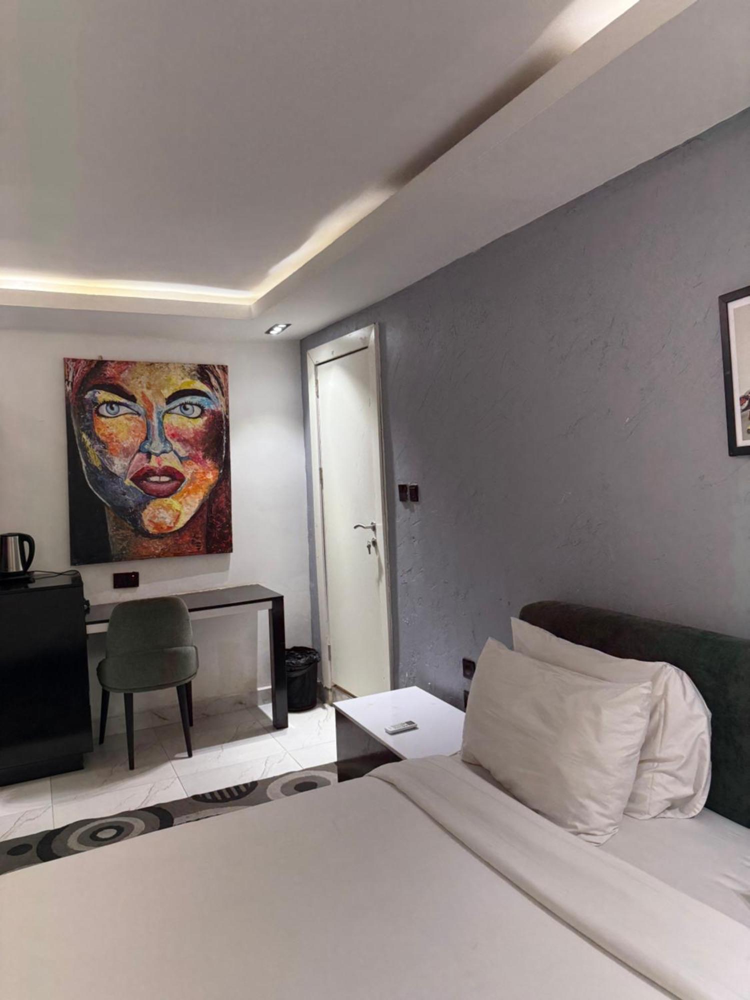 Austra Hotels And Apartments Maitama Abuja Esterno foto